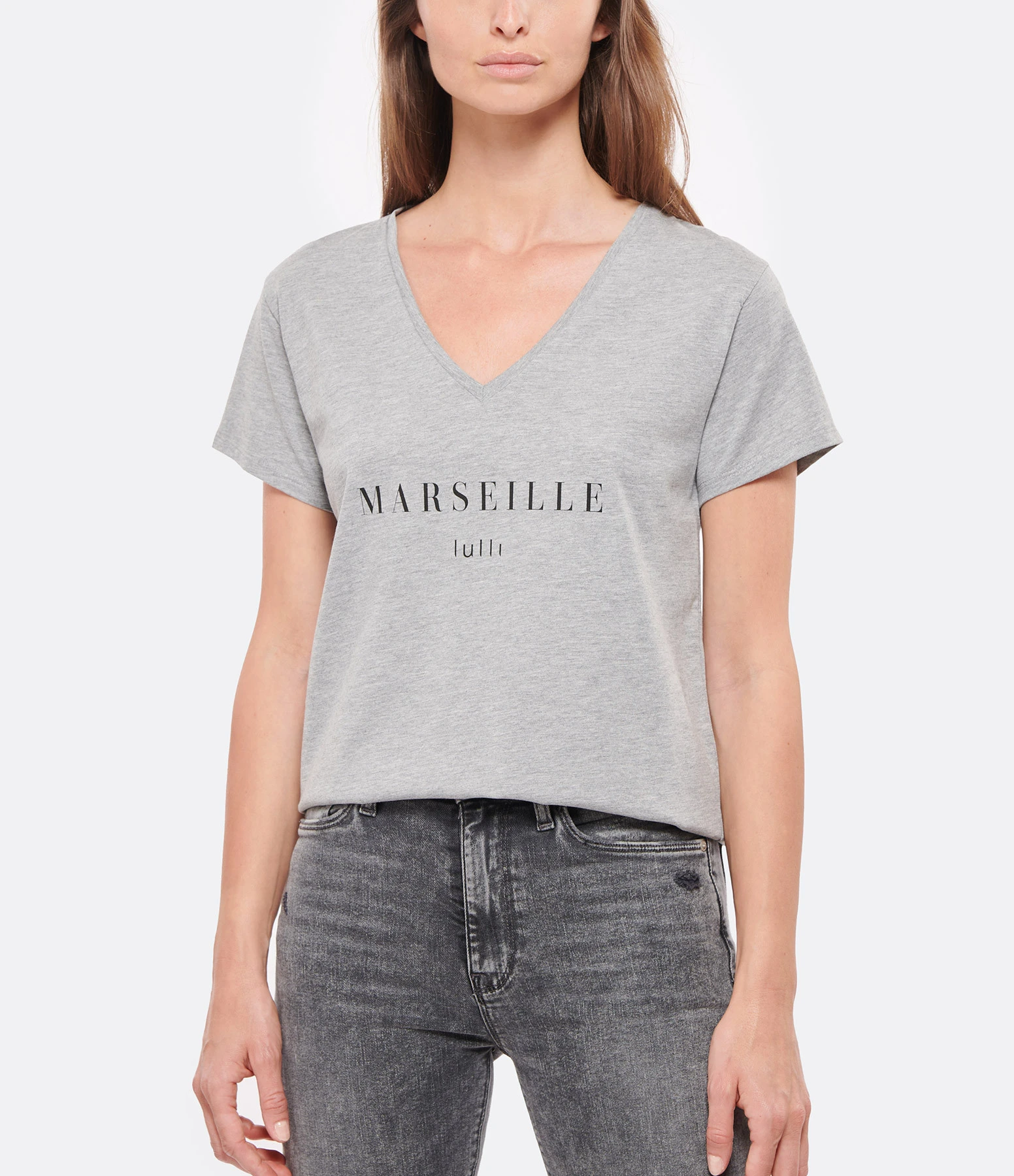 Tee-shirt Lulli Marseille Col V Coton Gris, Collaboration Jeanne Vouland X Lulli 5 Tee-shirt Lulli Marseille Col V Coton Gris, Collaboration Jeanne Vouland X Lulli – Image 3