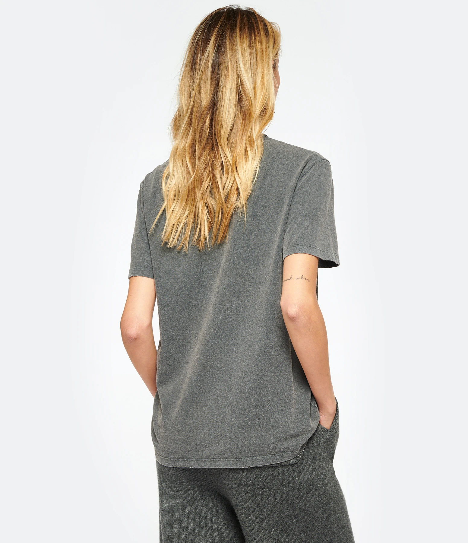 Golden Goose Tee-shirt Golden Logo Coton Anthracite 7 Golden Goose Tee-shirt Golden Logo Coton Anthracite – Image 5