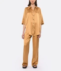 LOULOU STUDIO Pantalon Soma Soie Camel 11 LOULOU STUDIO Pantalon Soma Soie Camel -ANINE BING Boutique loulo look20230223 152