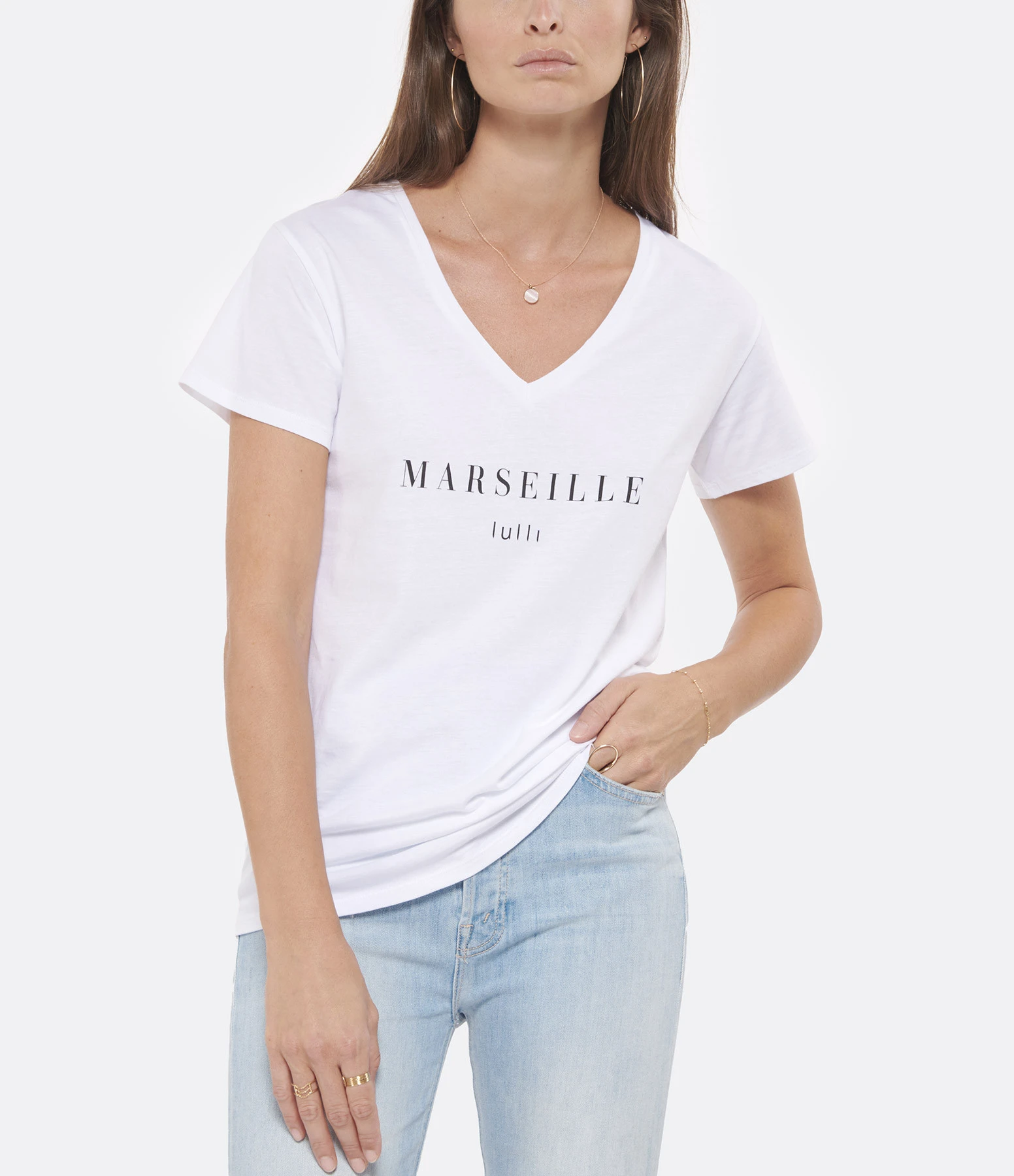 Tee-shirt Lulli Marseille Col V Coton Bio Blanc, Collaboration Jeanne Vouland X Lulli 4 Tee-shirt Lulli Marseille Col V Coton Bio Blanc, Collaboration Jeanne Vouland X Lulli – Image 2