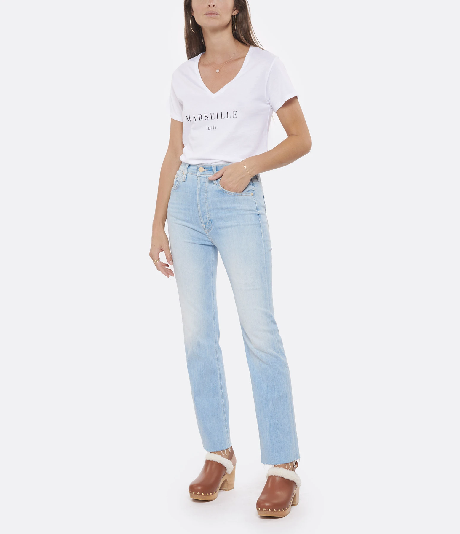 Tee-shirt Lulli Marseille Col V Coton Bio Blanc, Collaboration Jeanne Vouland X Lulli 5 Tee-shirt Lulli Marseille Col V Coton Bio Blanc, Collaboration Jeanne Vouland X Lulli – Image 3