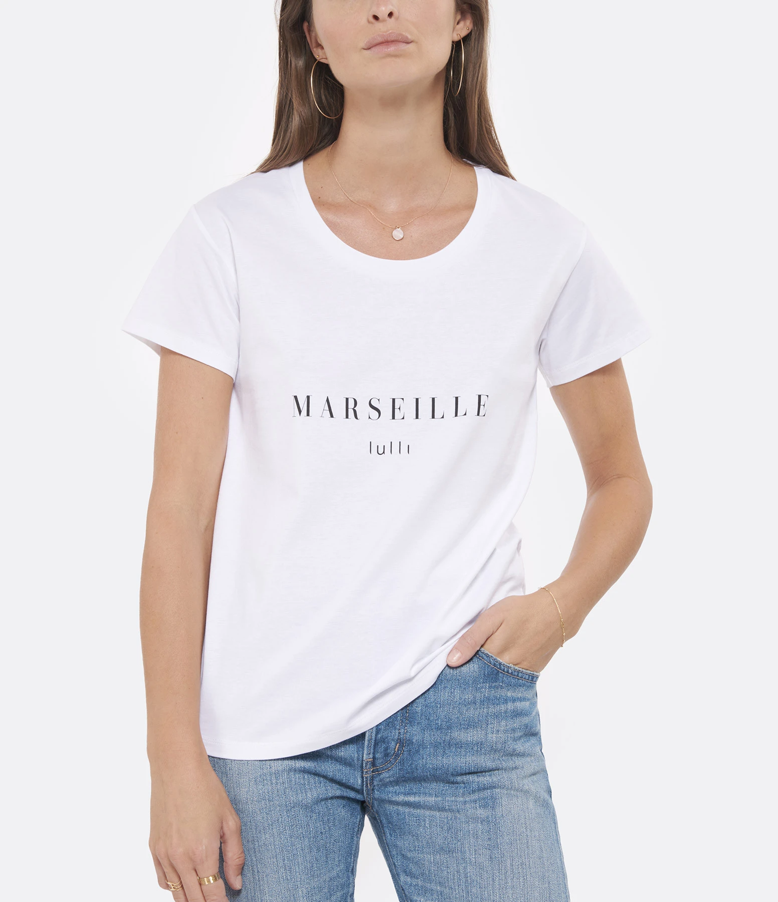 Tee-shirt Lulli Marseille Col Rond Coton Bio Blanc, Collaboration Jeanne Vouland X Lulli 4 Tee-shirt Lulli Marseille Col Rond Coton Bio Blanc, Collaboration Jeanne Vouland X Lulli – Image 2