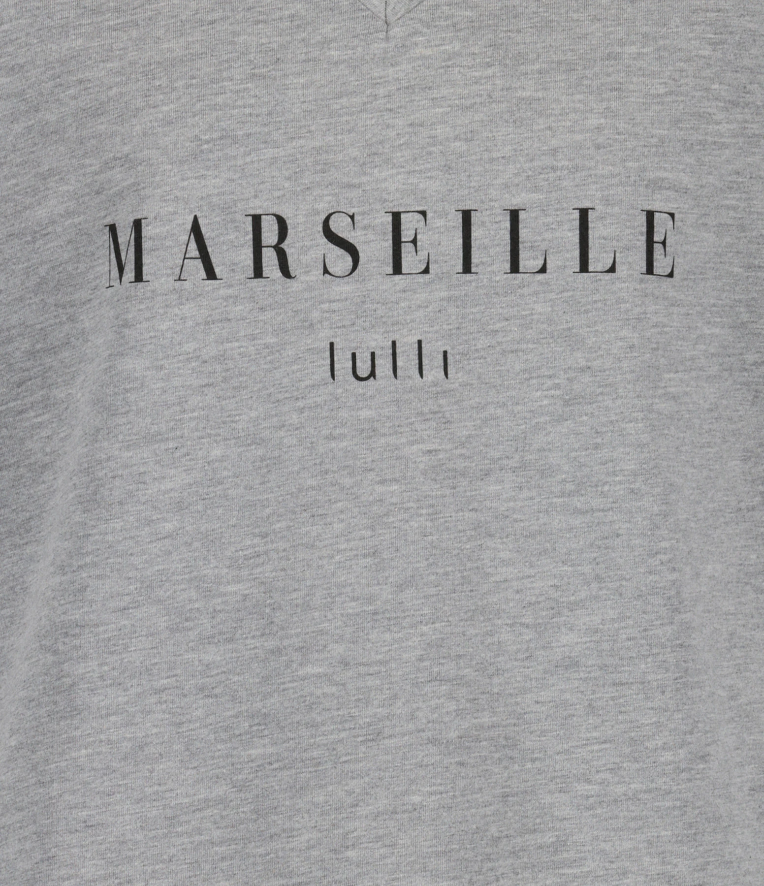 Tee-shirt Lulli Marseille Col V Coton Gris, Collaboration Jeanne Vouland X Lulli 4 Tee-shirt Lulli Marseille Col V Coton Gris, Collaboration Jeanne Vouland X Lulli – Image 2