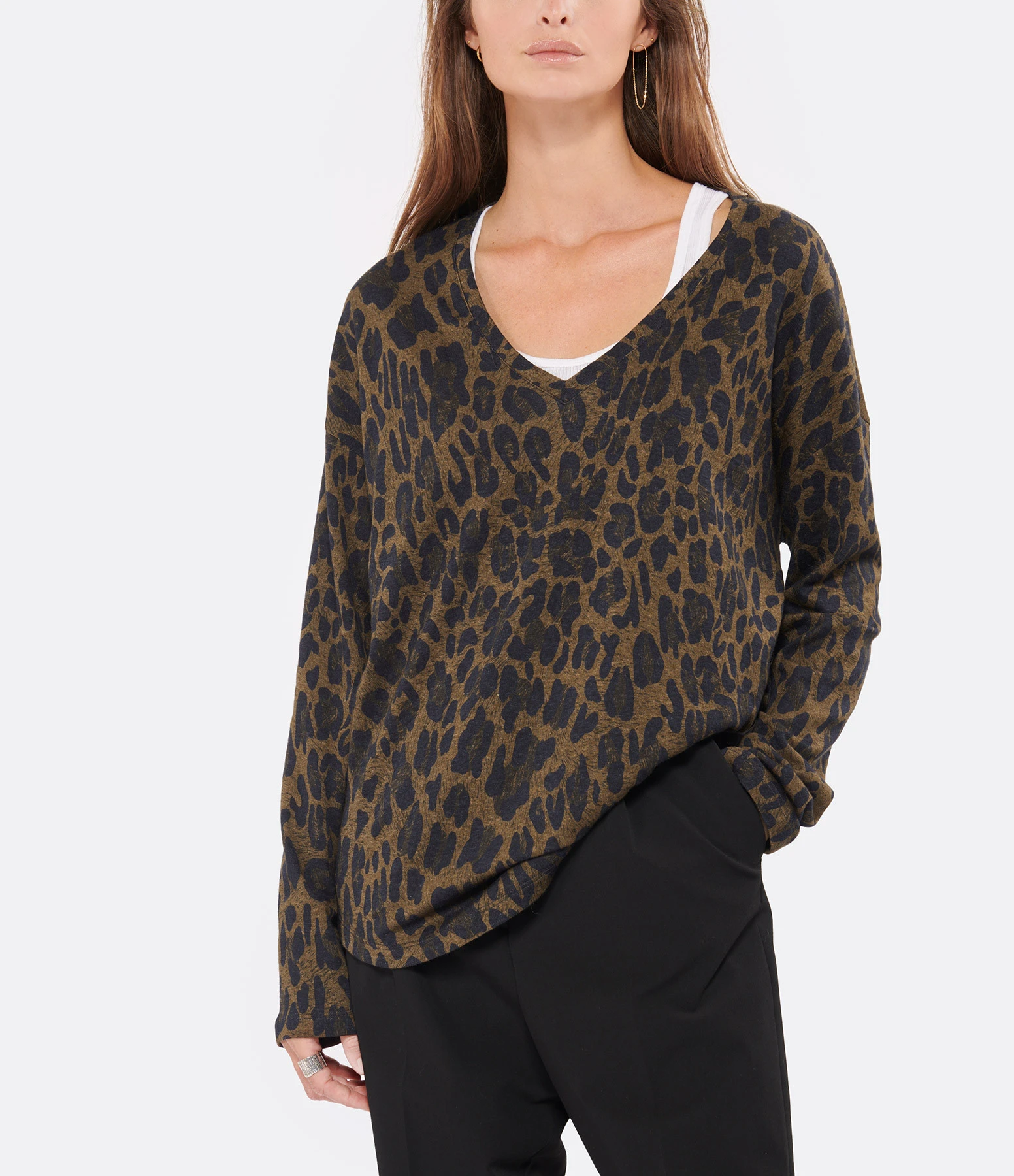 MAJESTIC FILATURES Tee-shirt Col V Coton Léopard Camel 5 MAJESTIC FILATURES Tee-shirt Col V Coton Léopard Camel – Image 3