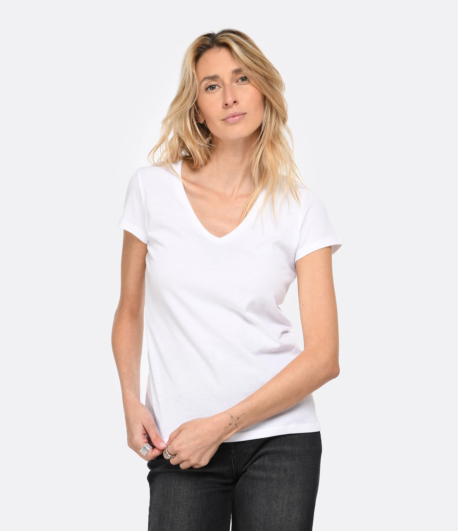MAJESTIC FILATURES Tee-shirt Julia Col V Coton Blanc 5 MAJESTIC FILATURES Tee-shirt Julia Col V Coton Blanc – Image 3