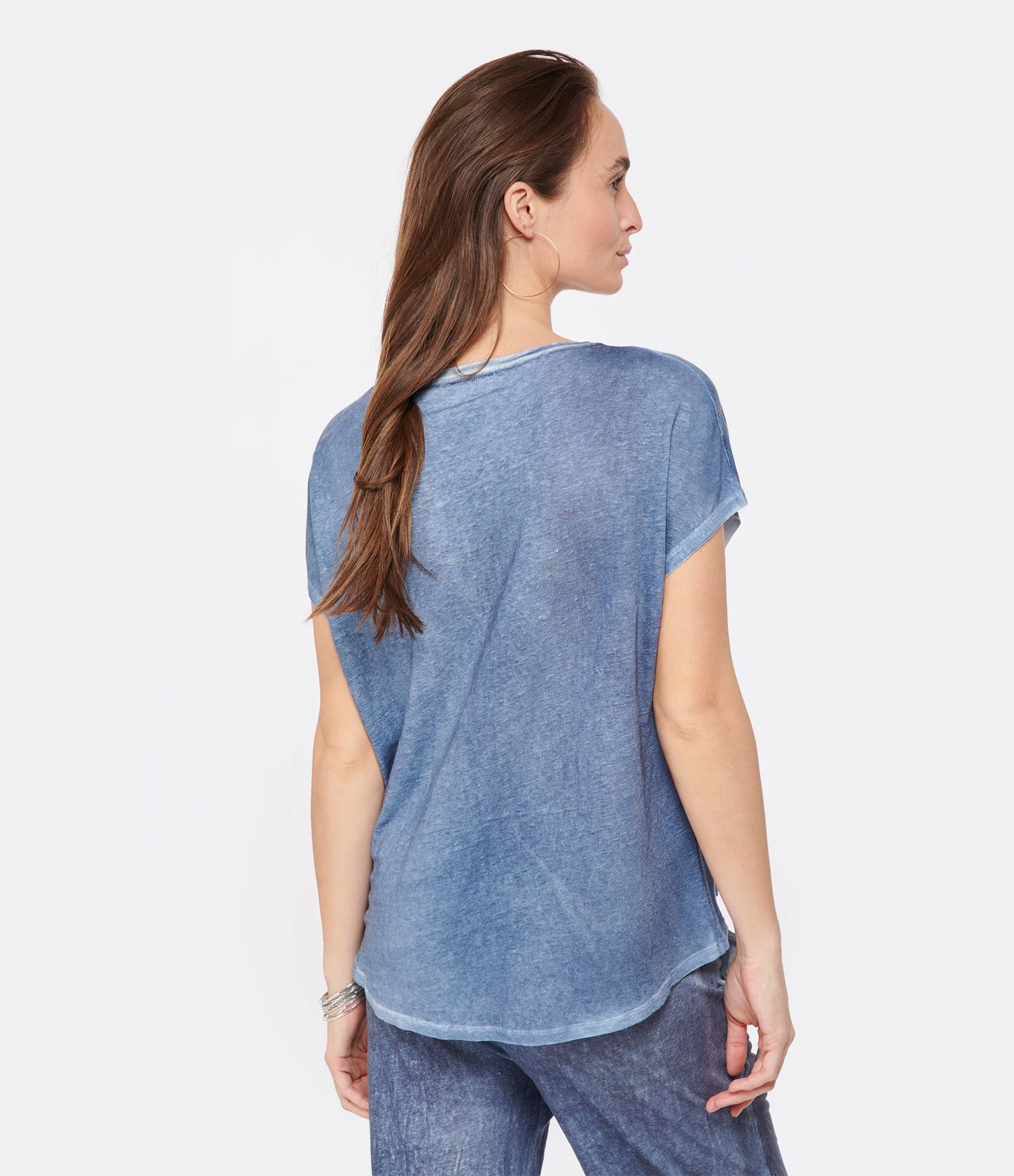 MAJESTIC FILATURES Tee-shirt Col V Lin Océan 7 MAJESTIC FILATURES Tee-shirt Col V Lin Océan – Image 5